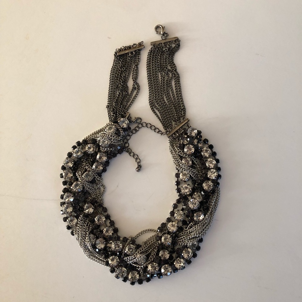 Neck lace